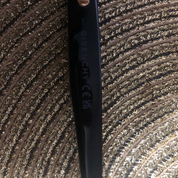 Givenchy oversized wayfarer sunglasses - Picture 2 of 9